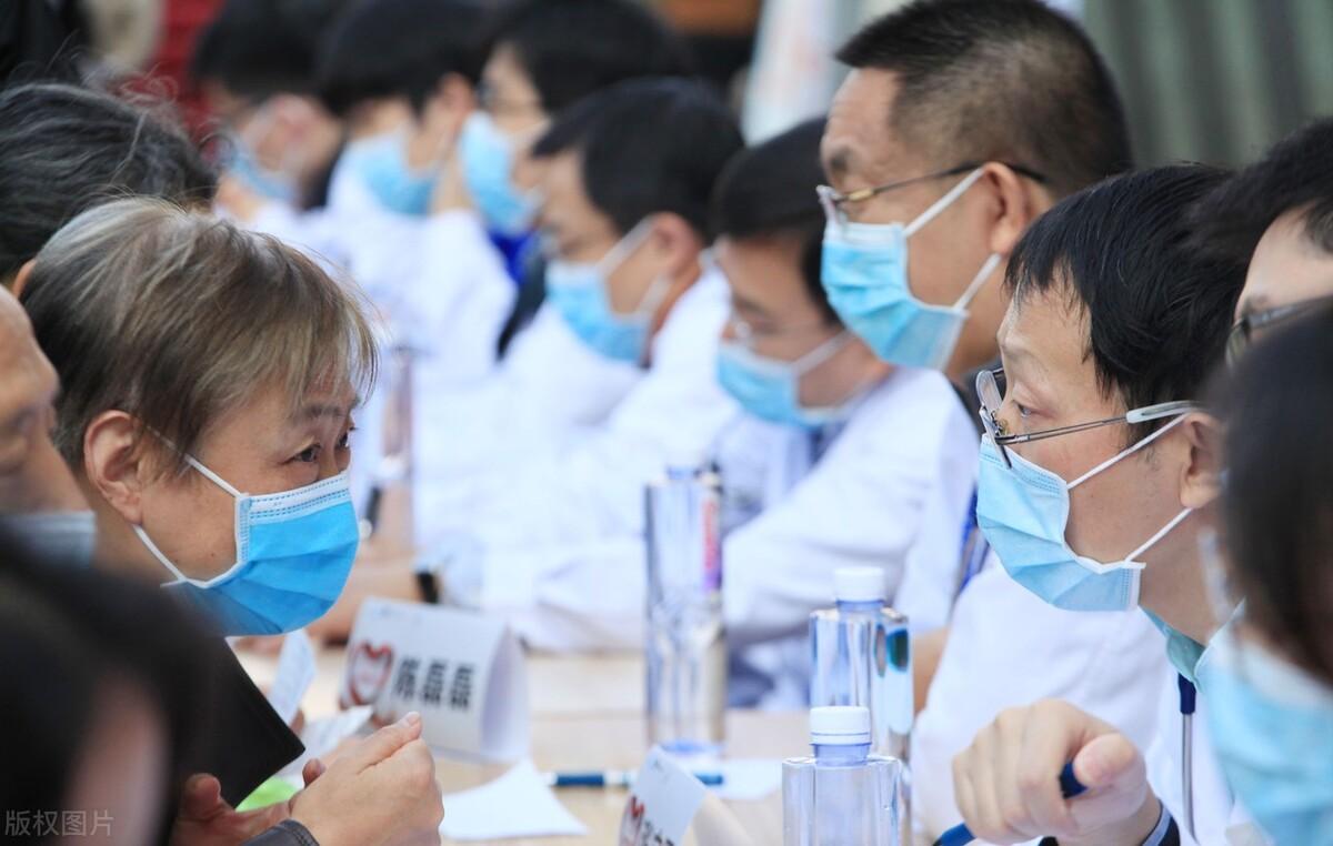 主刀医生一个月的收入（三甲医院主任医师一个月工资多少）