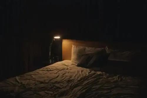 长期开灯睡觉有什么危害（长期开灯睡觉有害身体健康吗）