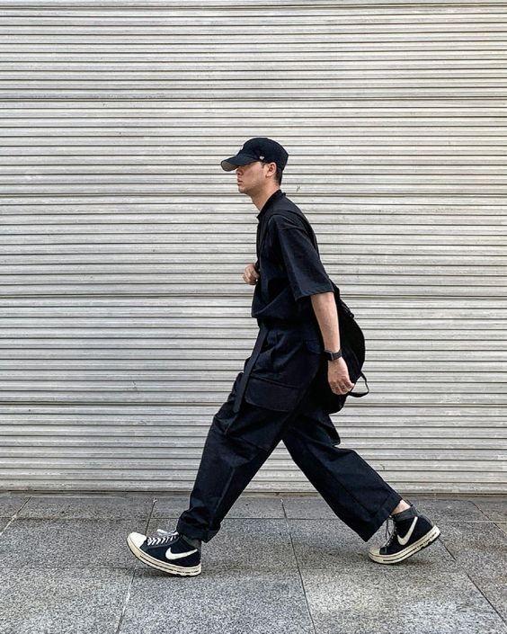 工装裤搭配什么上衣（男生工装裤上面应该配什么衣服）