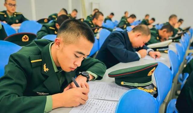 军校毕业一般能混到什么军衔（军校毕业最高能到什么军衔）