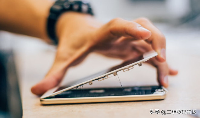 手机屏幕出现条纹怎么自修（手机屏幕裂纹怎么修）