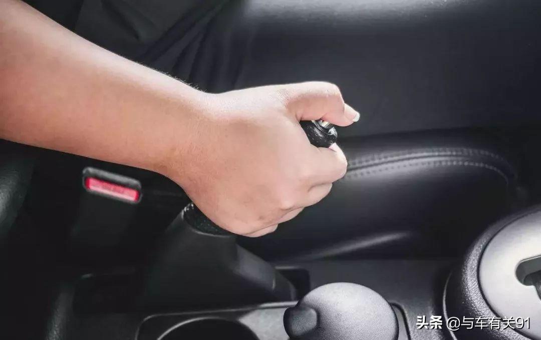 电子手刹在起步时要手动释放吗（电子手刹会自动释放吗）
