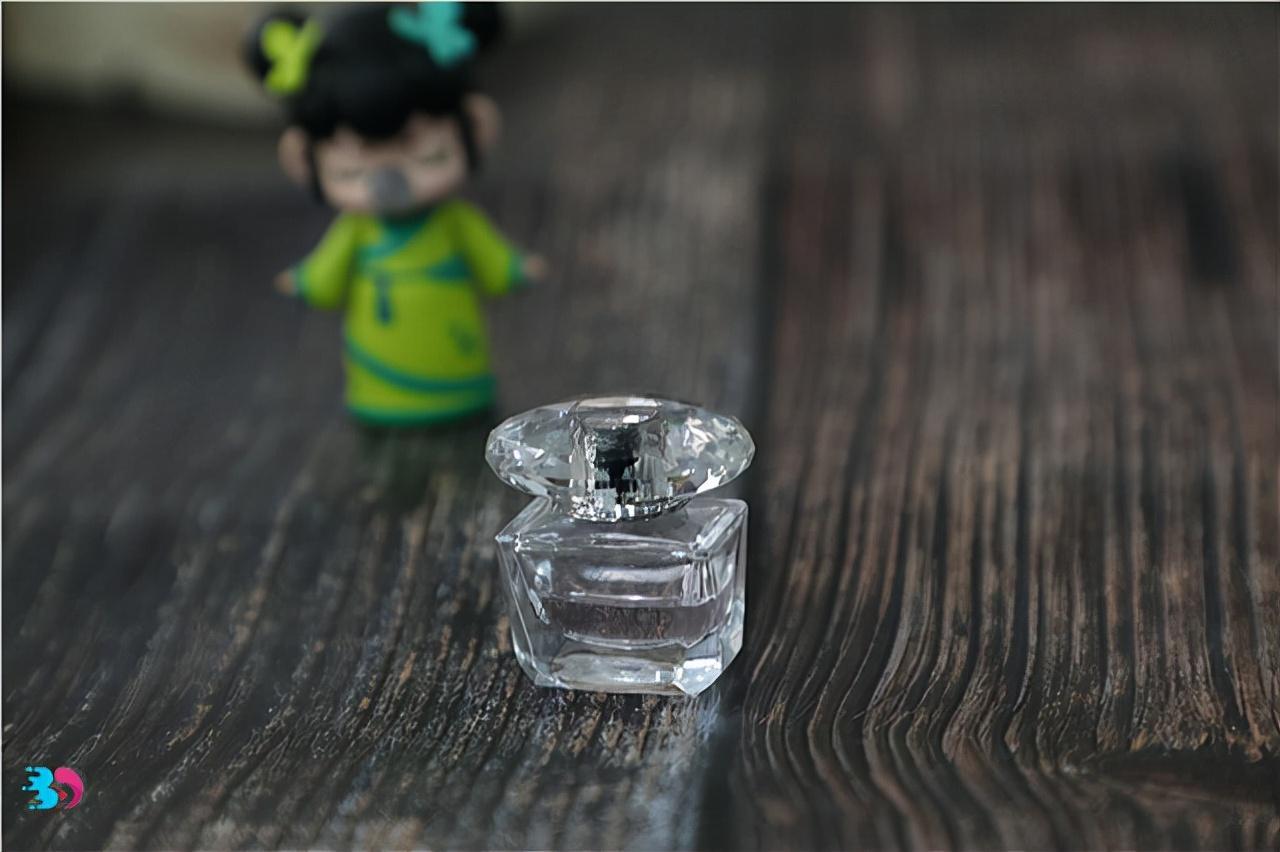 香水怎么喷才是正确的（香水喷在哪里可以持久留香）