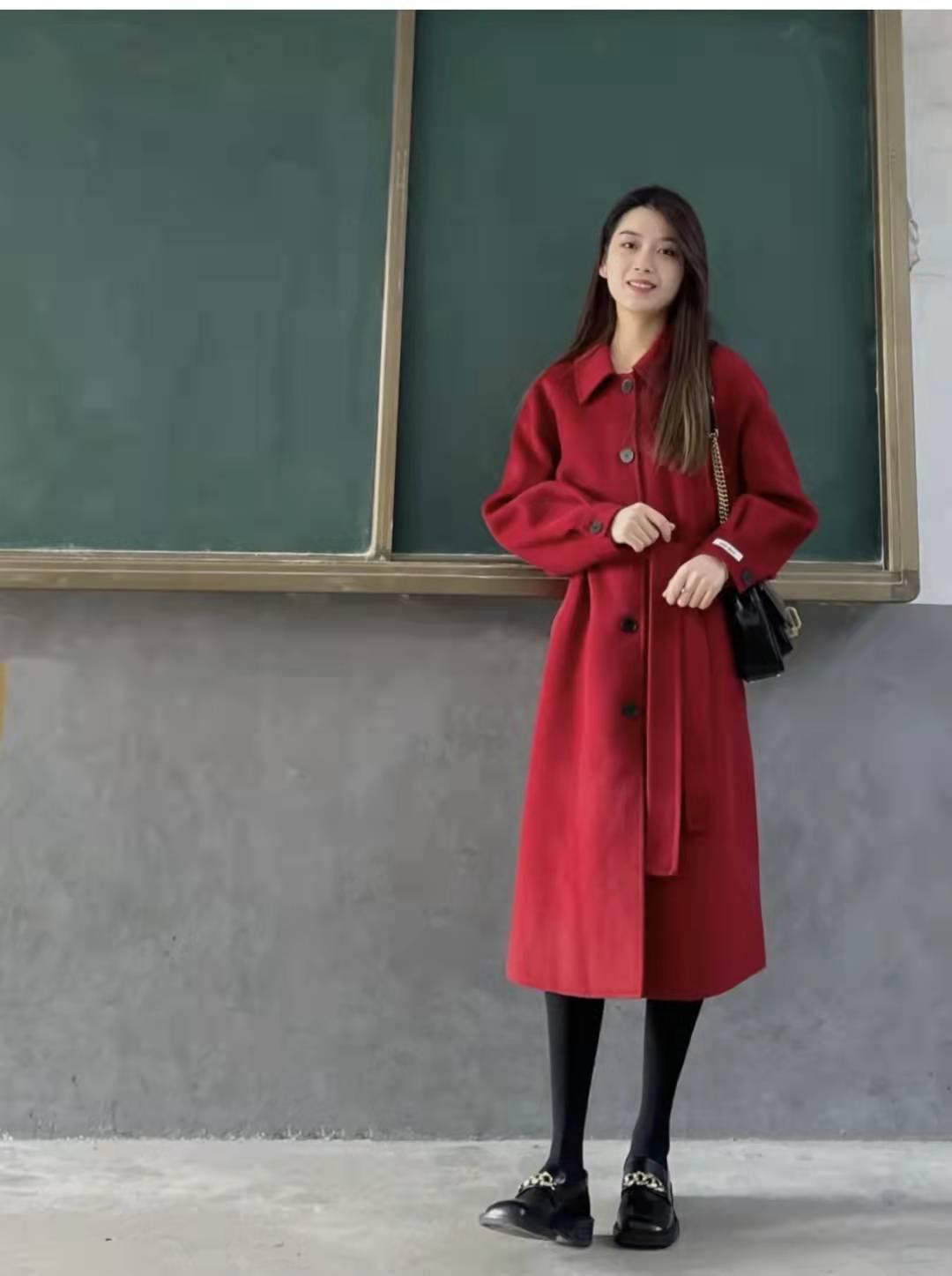 红色外套配什么颜色内搭最好看（红色上衣怎么配最好看）