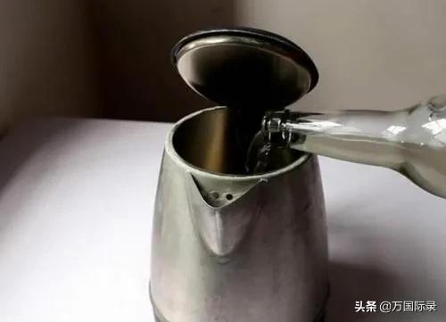 热水瓶内胆水垢怎么去除（暖水瓶里的水垢清理小妙招）