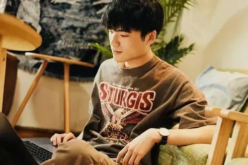 多少岁谈恋爱算早恋（国内对早恋的定义是多少岁）