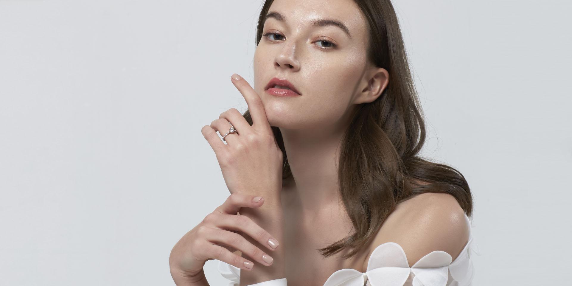 戒指戴中指什么意思女生（戒指的戴中指和意义）