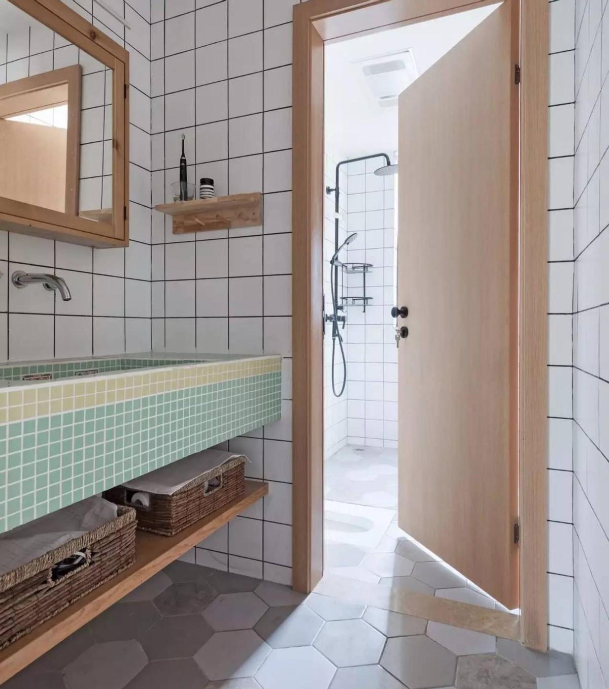 厕所里面的黑色的小飞虫怎么处理（厕所全是小飞虫怎么办）