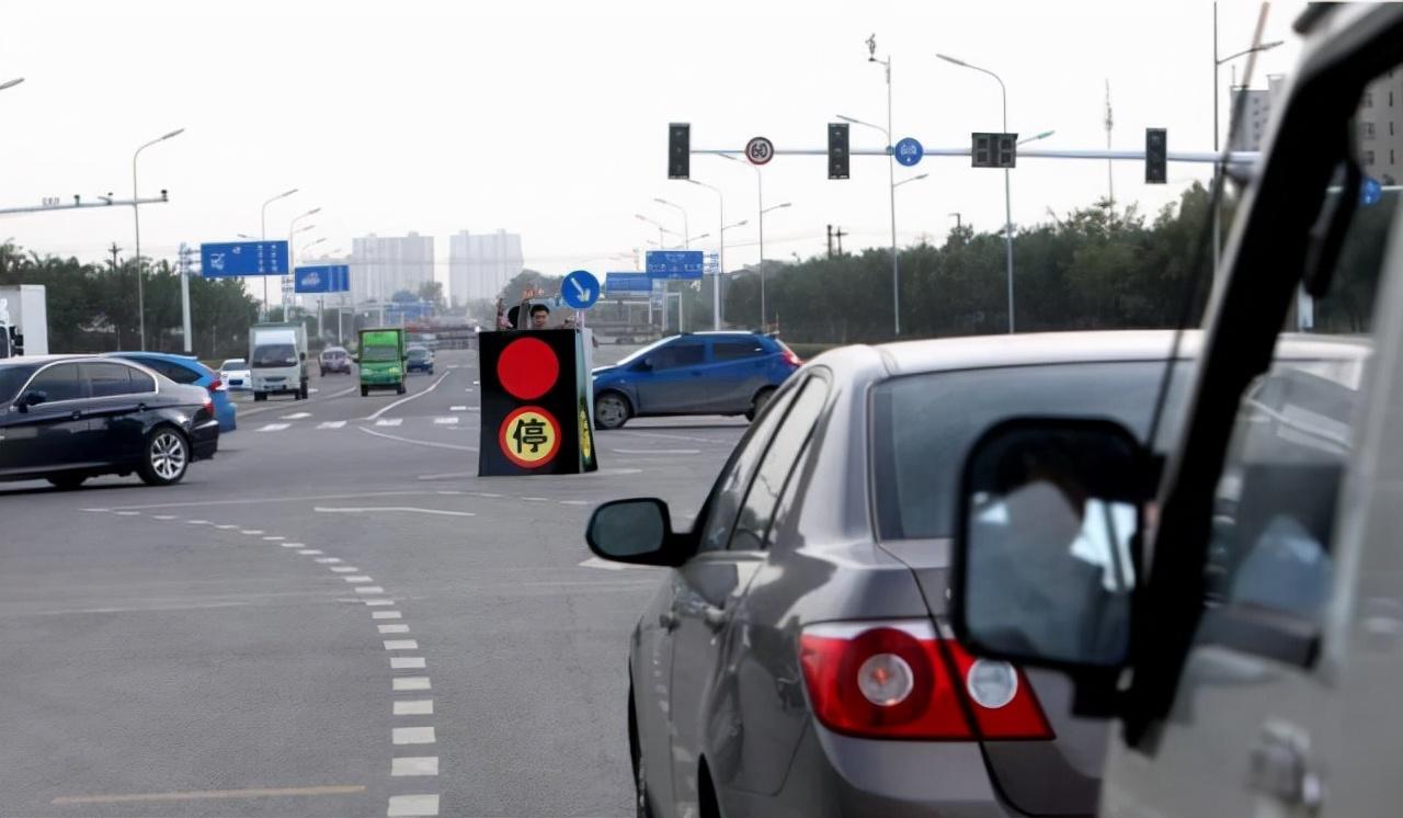 无意中闯了红灯怎么办（无意中闯了红灯还开过去了）