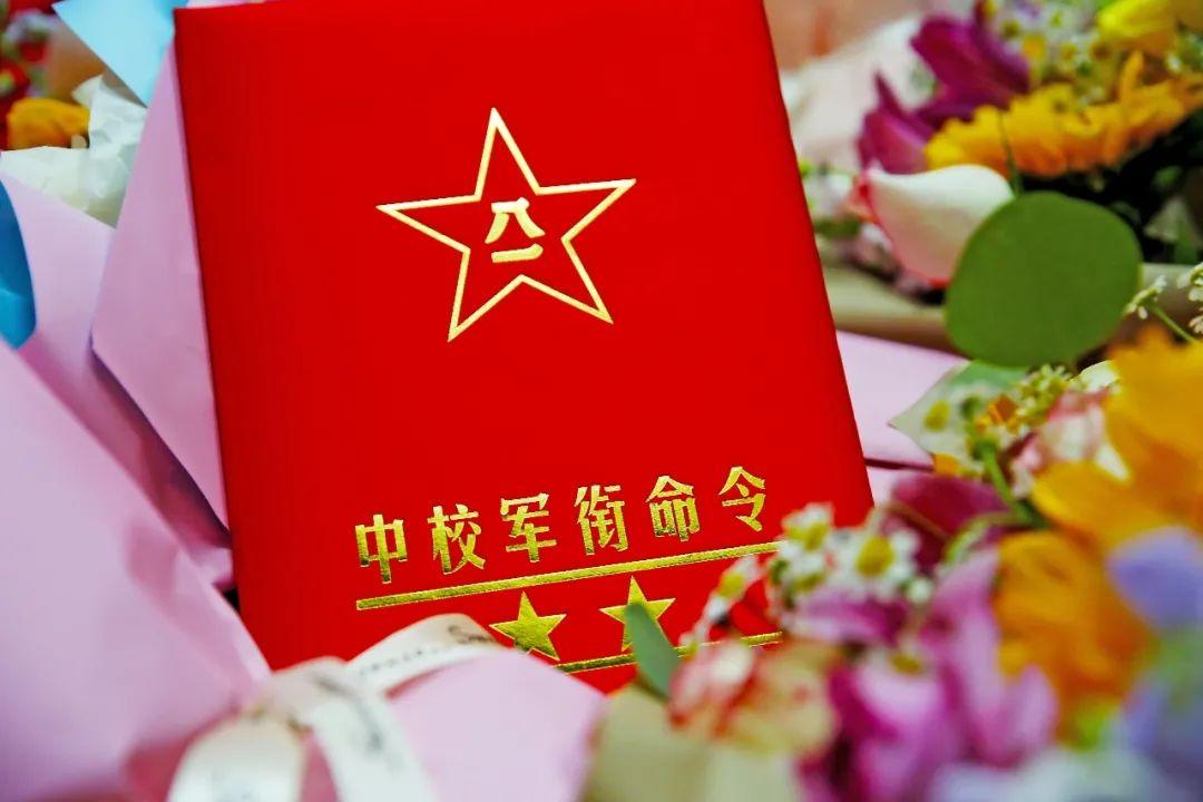中校军衔一月工资多少钱（机关的中校是什么级别工资多少）