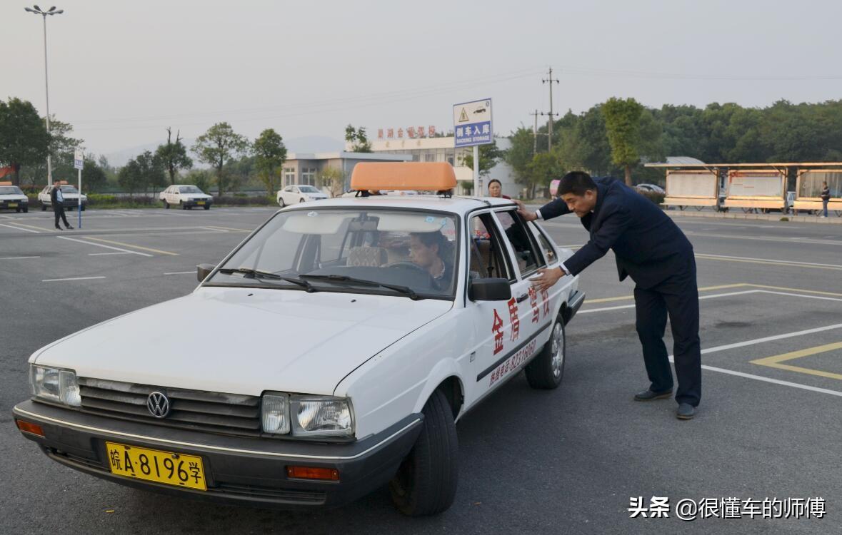 科二倒车入库怎么看点打方向盘（倒车入库如何看点打方向）