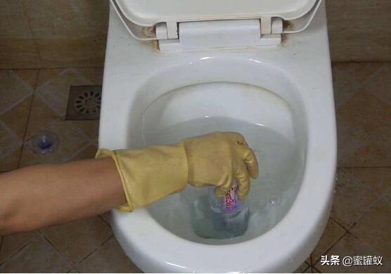 马桶堵了如何自己快速疏通（通马桶最简单有效的办法）