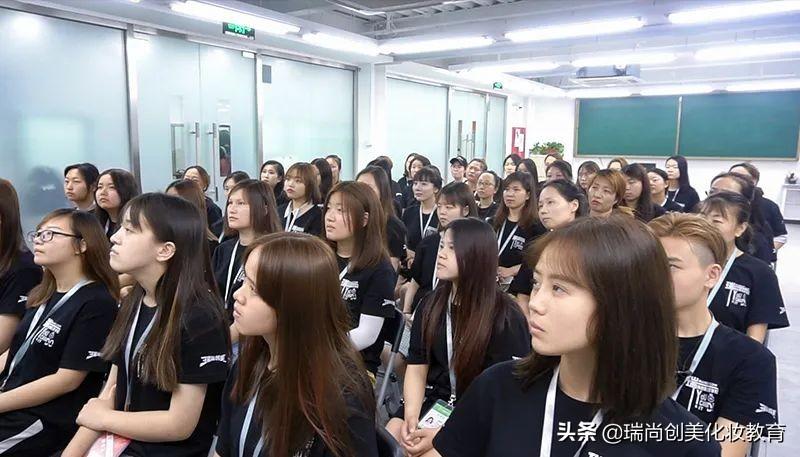 做化妆师的最佳年龄（化妆师可以做到多少岁）