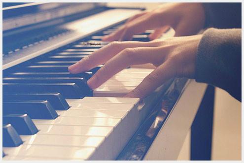 钢琴初学者练什么曲子（刚入门钢琴学什么曲子比较好）