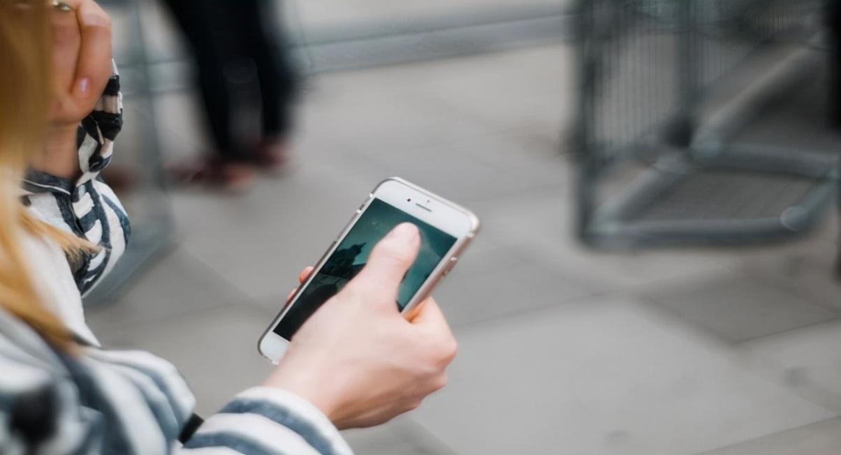 怎么黑进对方手机看聊天记录（如何简单黑进别人的手机）