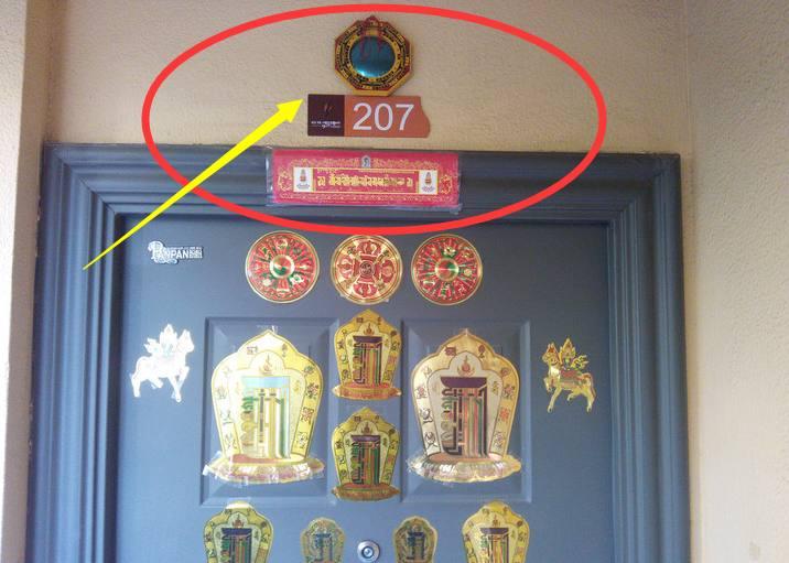 对门挂八卦镜对我家有什么影响（大门头上挂八卦镜好不好）