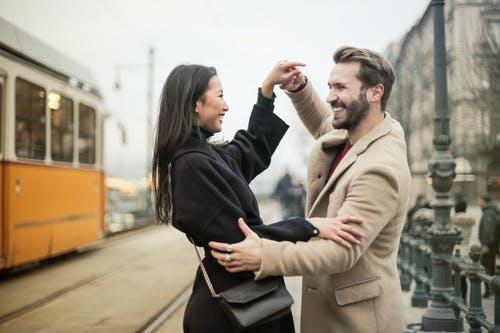 婆婆干涉太多的表现（哪三种婆婆不能住一起）