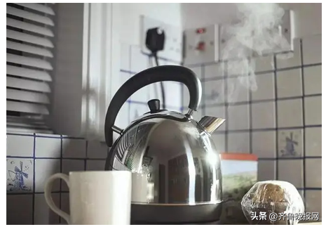 蟑螂会靠近熟睡的人吗（人在睡觉蟑螂会不会靠近人）