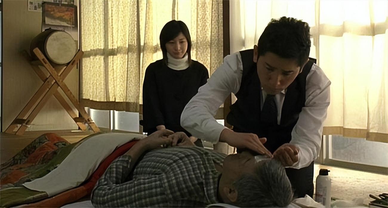 注意千万别摸去世亲人的身体（亲人死了可以摸他手吗）